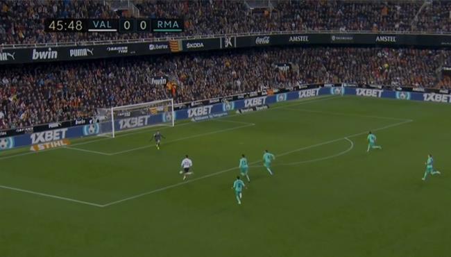 كورتوا يتصدي لانفراد تام وينقذ ريال مدريد من هدف مؤكد لفالنسيا