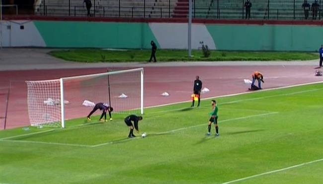 مواقف وطرائف الكرة ترفض الوقوف علي نقطة الجزاء في مباراة مولودية الجزائر والقوة الجوية