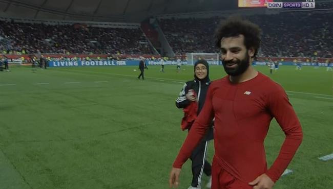 محمد صلاح يهدي قميصه لفتاة بعد الشوط الاول لمباراة ليفربول ومونتيري