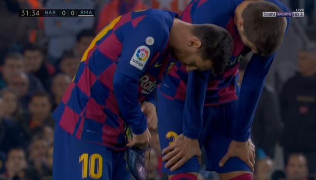 بنزيما يتسبب في خلع حذاء ميسي في مباراة برشلونة وريال مدريد