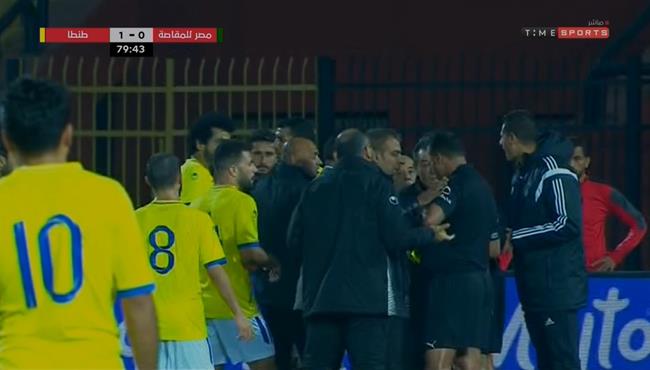 مشاده بين الجهاز الفني لطنطا وحكم المباراة بعد احتساب ركلة جزاء لمصر المقاصة