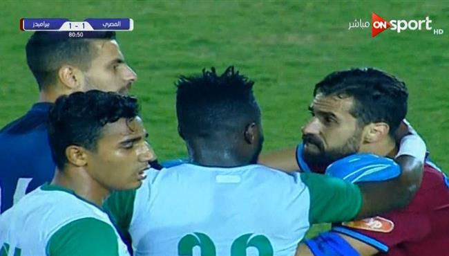 خناقة عبد الله السعيد فى مباراة بيراميدز والمصري بالدوري المصري