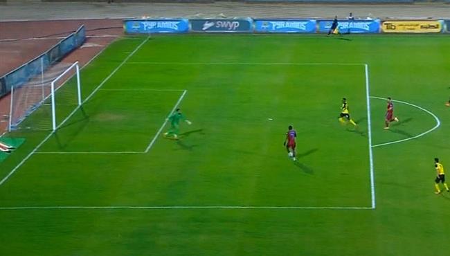 محمد عبد المنصف يتصدي لإنفراد ايريك تراوري في مباراة بيراميدز ووادي دجلة