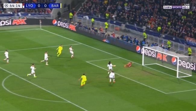 الحارس يحرم ميسي من تسجيل هدف اول في مباراة برشلونة وليون