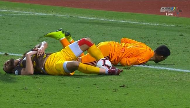 تدخل عنيف بين احمد جمعة ومحمد عواد في مباراة الوحدة واحد