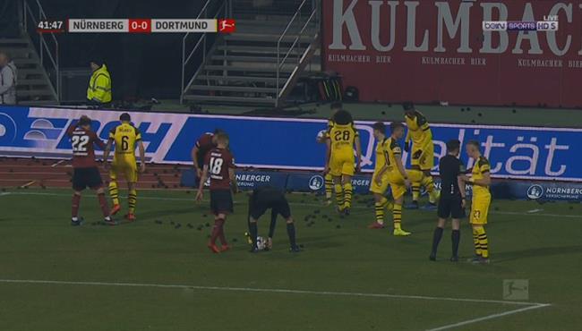 جماهير نورنبيرج تلقي بكرات سوداء علي لاعبي بوروسيا دورتموند في الدوري الالماني