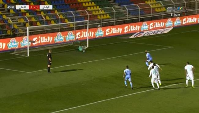 لاعب الباطن يهدر ركلة جزاء امام الاهلي في الدوري السعودي