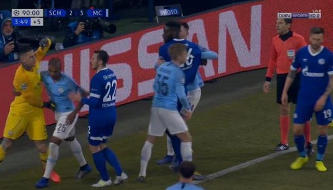 مشادة بين لاعبي مانشستر سيتي وشالكة في دوري ابطال اوروبا