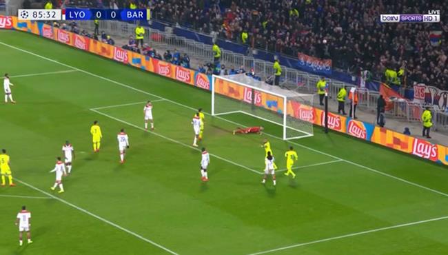 تصدي حارس ليون الرائع لتسديدة بوسكيتس في دوري ابطال اوروبا