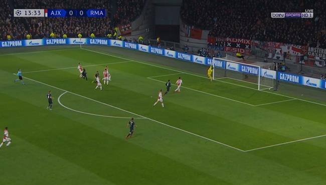 تصدي حارس اياكس الرائع يحرم فينيسيوس من تسجيل هدف لريال مدريد