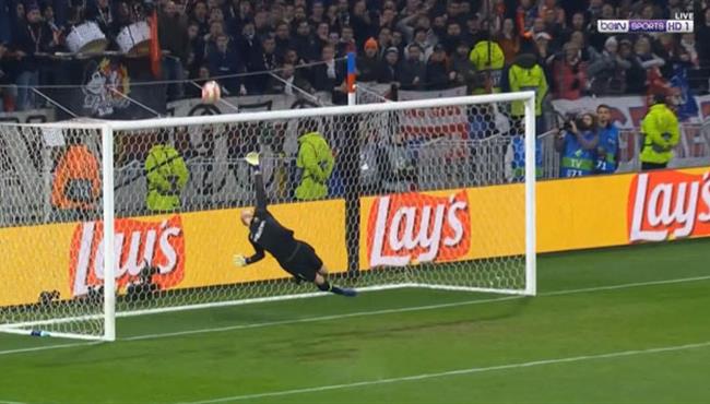تصدي تير شتيجن الخرافي في مباراة برشلونة وليون بدوري ابطال اوروبا