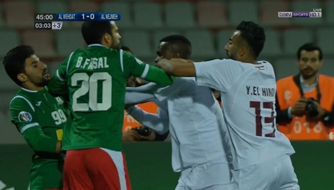 اشتباك بالايدي في مباراة الوحدات الاردني والنجمة البحريني والحكم يطرد لاعبين