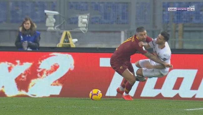 هل حرم الحكم ميلان من ركلة جزاء امام روما في الدوري الايطالي