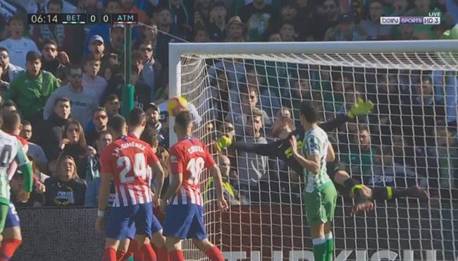 تصدي خرافي من اوبلاك في مباراة اتلتيكو مدريد وريال بيتيس