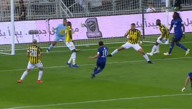 كاريو يتلاعب بمدافع الاتحاد والشهلوب يهدر هدف اول محقق للهلال في الدوري السعودي