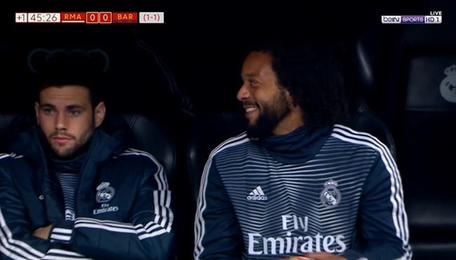 لقطة طريفة من مارسيلو علي دكة البدلاء في مباراة ريال مدريد وبرشلونة