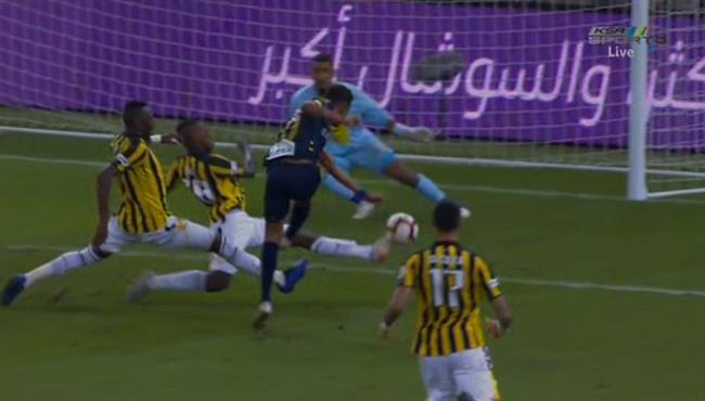 فواز القرني ينقذ الاتحاد من هدف قاتل للتعاون في الدوري السعودي
