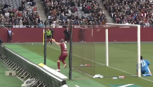 لقطة طريفة لانيستا بعد صناعة هدف لبودولوسكي في الدوري الياباني