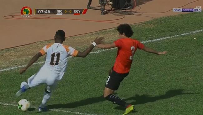 لاعب النيجر يتلاعب بمحمد هاني بطريقه رائعه في تصفيات امم افريقيا