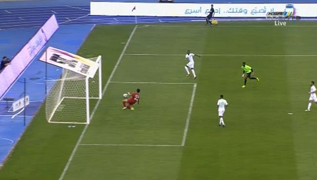 مدافع غينيا الاستوائية ينقذ مرماه من هدف رابع للسعودية