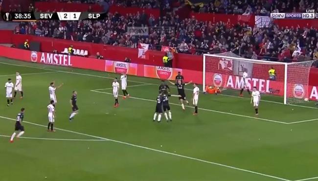 هدف كوميدي جدا في مباراة اشبيلية وسلافيا براغ بالدوري الاوروبي