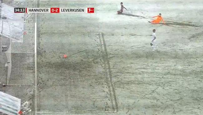 في لقطة طريفة الثلوج تمنع هدف مؤكد في مباراة باير ليفركوزن وهانوفر