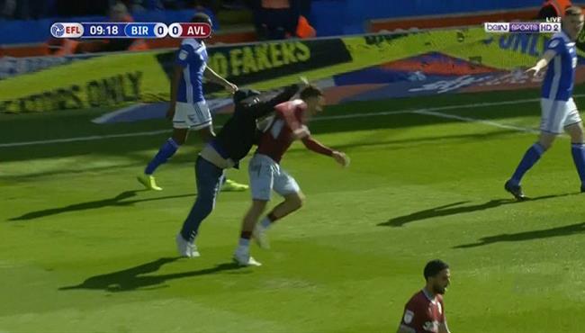 مشجع برمنجهام يقتحم المباراة ويعتدي بالضرب علي لاعب استون فيلا في التشامبيونشيب