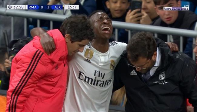 فينيسيوس جونيور ينهار من البكاء بعد اصابته في مباراة ريال مدريد واياكس