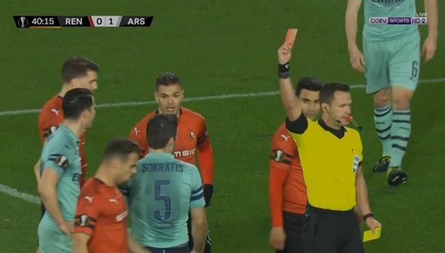 طرد سوكراتيس في مباراة ارسنال ورين بالدوري الاوروبي