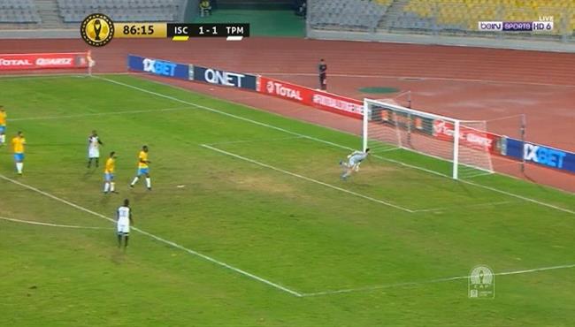 العارضة تحرم مازيمبي من تسجيل هدف ثاني في مرمي الاسماعيلي