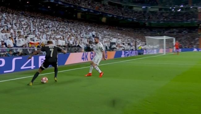 ديفيد نيريس يتلاعب بكارفاخال بطريقة رائعة في مباراة ريال مدريد واياكس