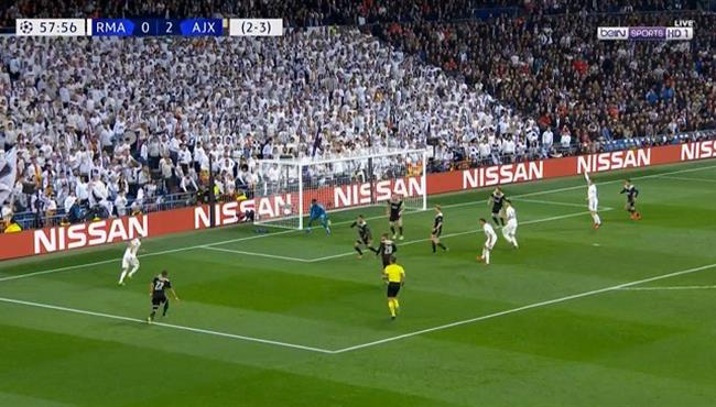 كريم بنزيما يراوغ مدافع اياكس بطريقة رائعه ويهدر هدف محقق