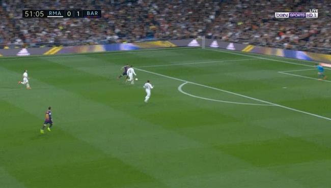 سواريز يهدر فرصة هدف ثاني لبرشلونة امام ريال مدريد في الدوري الاسباني