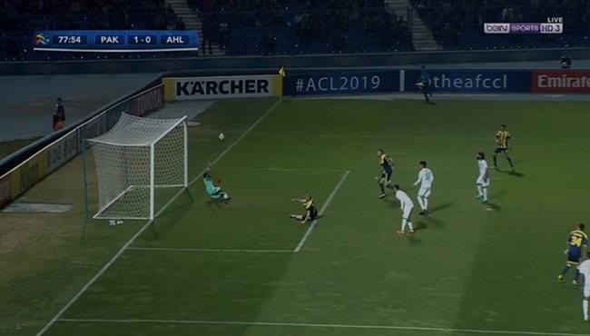 تصدي محمد العويس الرائع ينقذ الاهلي من هدف ثاني محقق لـ باختاكور