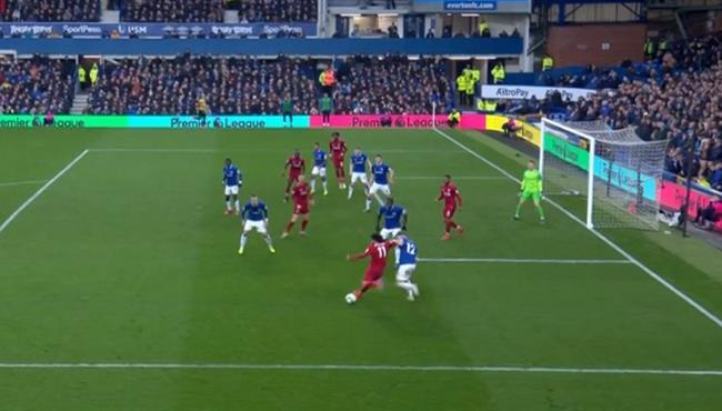 مراوغة محمد صلاح للوكاس دين في مباراة ليفربول وايفرتون