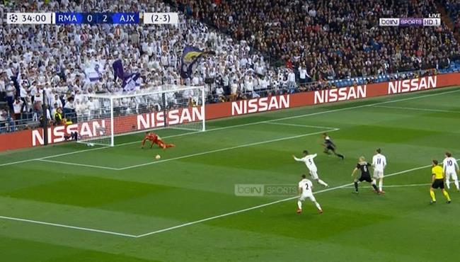 كورتوا يحرم حكيم زياش من تسجيل هدف في مباراة ريال مدريد واياكس