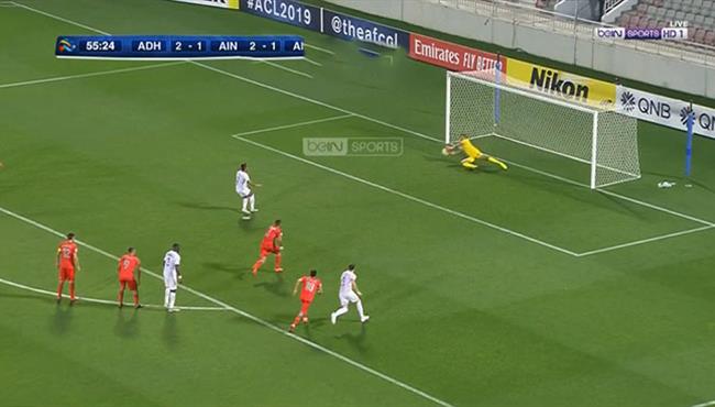 حارس مرمي الدحيل يتصدي لركلة جزاء امام العين