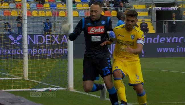 تدخل قوي من لاعب فروزينونى علي اوسبينا بعد ان حرمه من تسجيل هدف