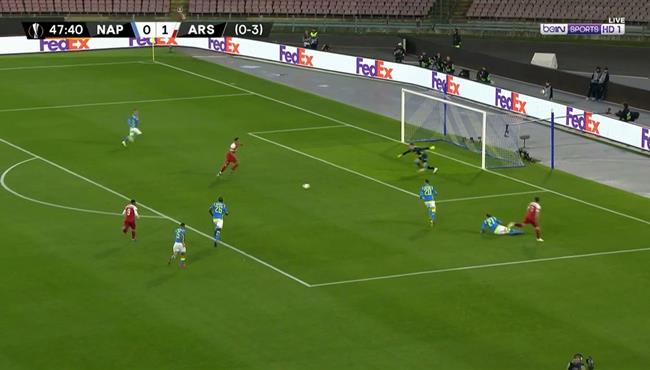 اوباميانج يهدر فرصة هدف محقق امام نابولي في الدوري الاوروبي