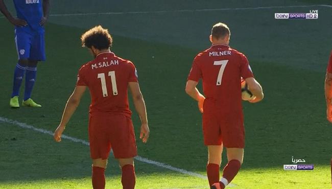 محمد صلاح يطلب تسديد ركلة الجزاء امام كارديف وميلنر يرفض