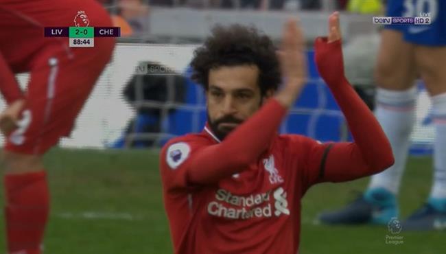 تحية جماهير ليفربول لمحمد صلاح لحظة تبديله امام تشيلسي