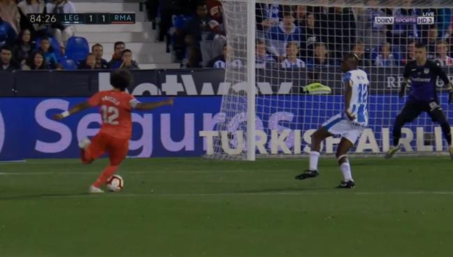 حارس ليجانيس يتصدي لصاروخية مارسيلو في الدوري الاسباني