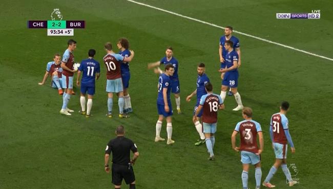 مشادة بين لاعبي تشيلسي وبيرنلي وطرد ساري