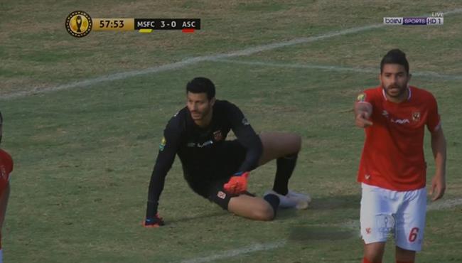 محمد الشناوي يتصدي لتسديدة خطيرة في مباراة الاهلي وصن داونز