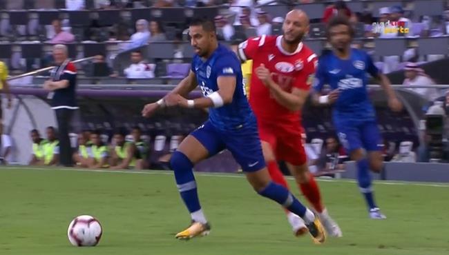 لقطة مهارية رائعة من سالم الدوسري في مباراة الهلال والنجم الساحلي