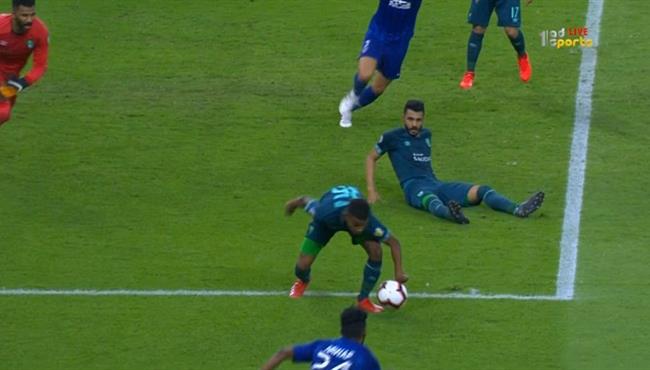 لمسه يد يوسف الحربي المثيرة للجدل في مباراة الهلال والاهلي