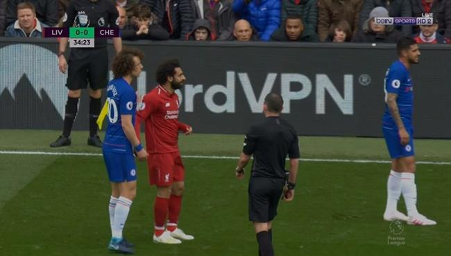 ديفيد لويز يضرب محمد صلاح بالكوع ويعتذر له في مباراة ليفربول وتشيلسي