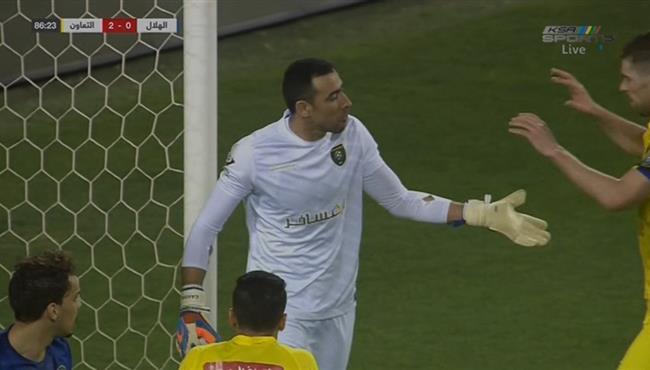تصدي حارس التعاون الرائع يحرم الهلال من هدف اول