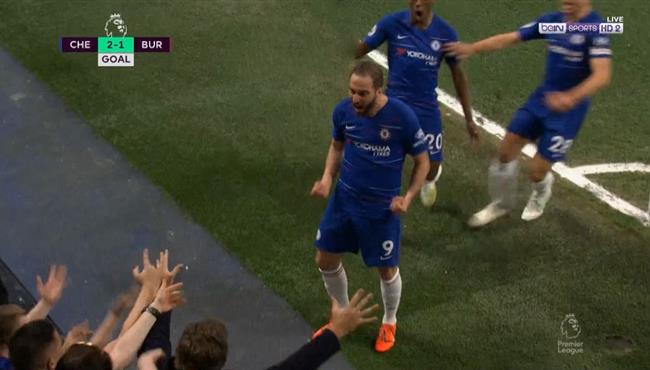 هيجوايين يحضن مشجعة بعد هدفه في مرمى بيرنلي