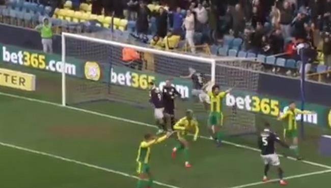 احمد حجازي يسجل بالخطأ في مرماه بمباراة وست بروميتش وميلوول